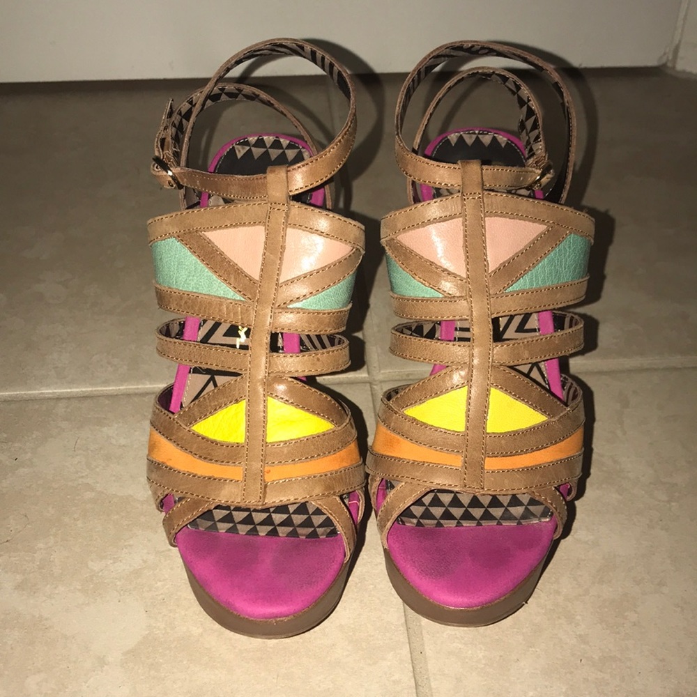 Jessica Simpson wedges! Tan with color blocks.